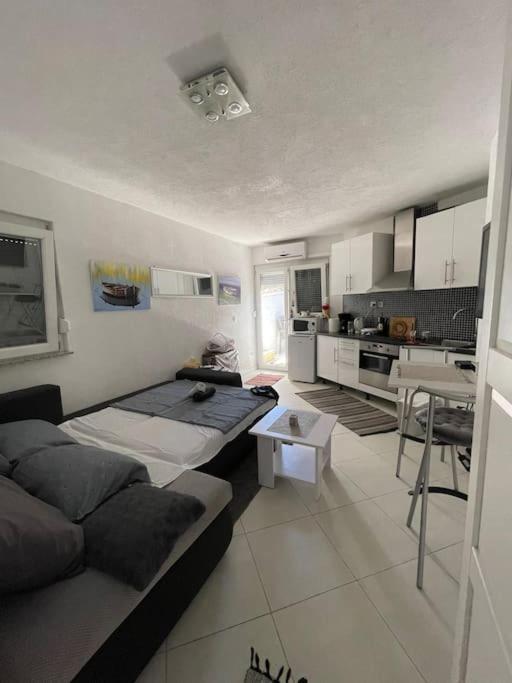 Seaesta Holiday- Modern Studio Appartement Trogir Buitenkant foto